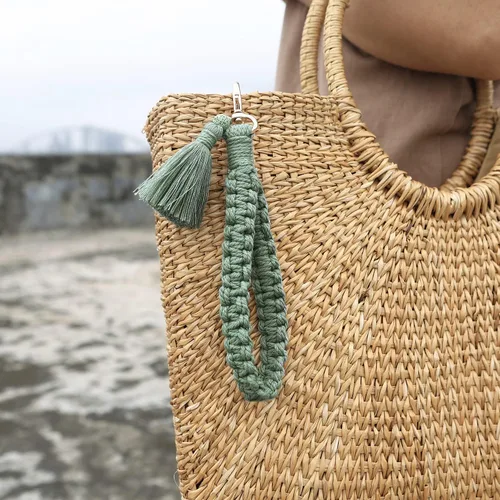 Vista 4 de Fuqimanman2020 Llavero de macramé bohemio hecho a mano con borla para mujer, llavero para pulsera