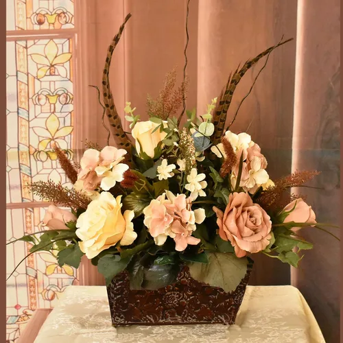 Vista 3 de Arreglo Floral de Seda con Rosas y Hortensias AR519