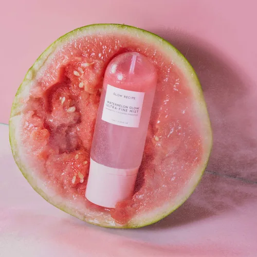 Vista 4 de Glow Recipe Watermelon Glow Spray Facial + Bruma Hidratante - Neblina ultrafina para el rostro con ácido hialurónico + AHA de hibisco para refrescar