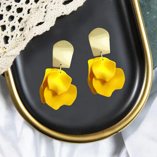 Vista 5 de Aretes colgantes de pétalos de rosa, aretes bohemios de flores acrílicas, aretes grandes de resina floral para mujeres, mujeres, novia, ideales