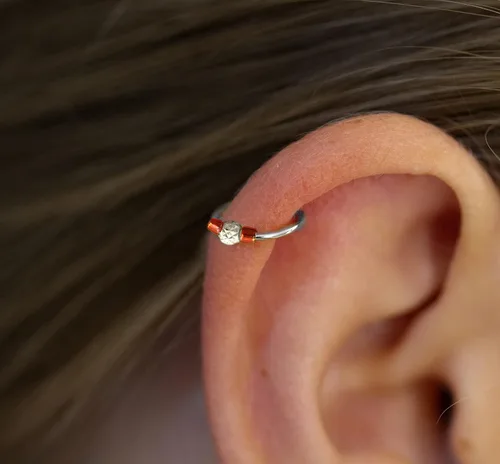 Vista 2 de Variedad de aretes de aro para cartílago