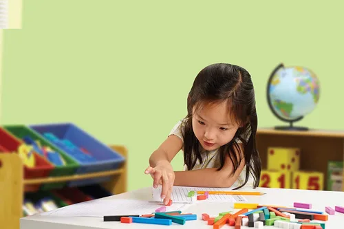Vista 2 de ETA hand2mind - Juego introductorio de regletas de Cuisenaire de madera con charola (juego de 74 regletas)