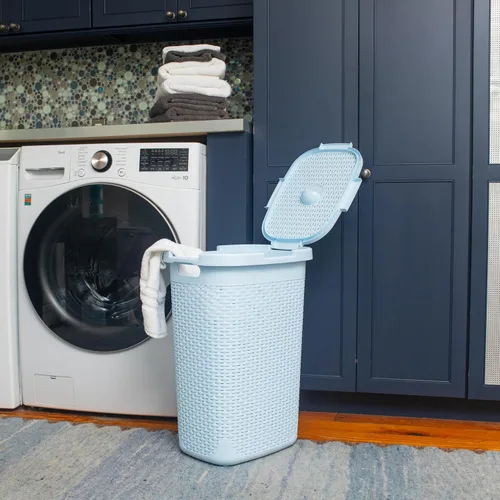 Vista 2 de Mind Reader Cesta de lavandería delgada con tapa, cesta de ropa de 60 L, diseño de mimbre premium, plástico, azul bebé