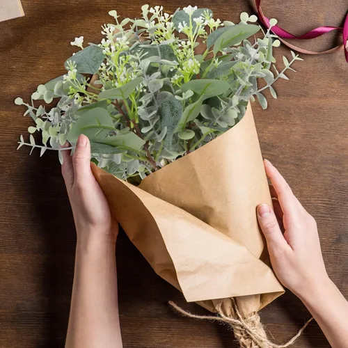 Vista 8 de Yoratee Tallos de eucalipto artificiales, 24 tallos mixtos de eucalipto, hojas de dólar plateadas con semillas blancas, plantas verdes, ramo