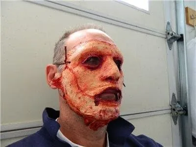 Vista 3 de Dead Head Props Máscara facial realista de piel sangrienta hecha a mano de Halloween 2