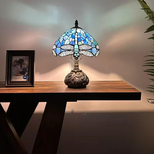 Vista 2 de Tiffany Lámpara de mesa con diseño de libélula azul, bombilla LED con vitral, incluye base de libélula para sala de estar, dormitorio, mesita