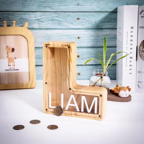 Vista 2 de Alcancía de madera con letras personalizadas para niños, niñas, niños, adultos, depósito de almacenamiento personalizado, monedas, alfabeto, caja