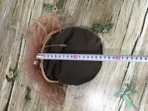 Vista 5 de Mini bolso de mano de plumas de avestruz para mujer con cadena de oro grande para fiesta, felpa esponjosa y lujosa, Punta blanca y negra
