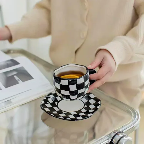 Vista 5 de Noviko Taza de Cerámica a Cuadros Juego de Taza de Té y Platillo de 10 onzas