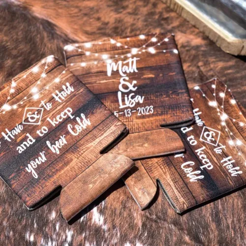 Vista 8 de Enfriadores de latas de boda personalizados "para tener y sostener y mantener tu bebida fría" nombres personalizados de novia y novio + fecha