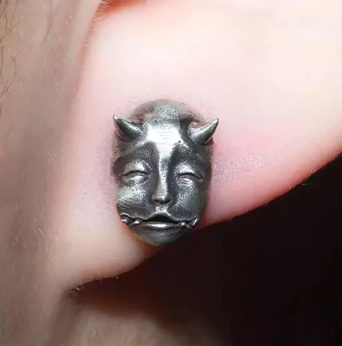 Vista 5 de Pendientes de demonio gótico con máscara de fantasma de diablo Prajna para bebé con cara de bebé, pequeños aretes de terror de Halloween