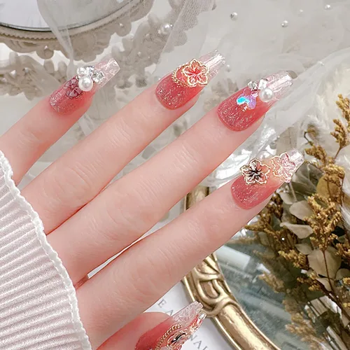 Vista 4 de 50 dijes de uñas acrílicas 3D coloridas con borde dorado, resina esmaltada, para uñas, pétalos, arte de uñas, dijes florales para mujer, arte de uñas