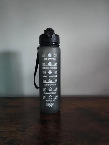 Vista 3 de Botella de agua deportiva con marcador de tiempo, 32 onzas, seguimiento motivacional, sin BPA, azul, verde y negro (negro)