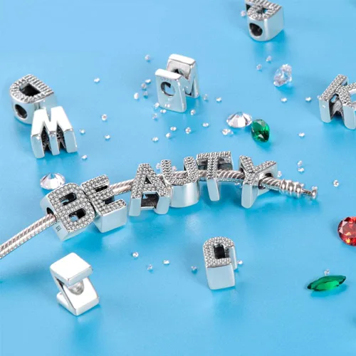 Vista 3 de CINKOLA Dijes de plata de ley 925 con letras del alfabeto de la A a la Z con piedras cúbicas, dijes aptos para pulseras europeas originales, dijes