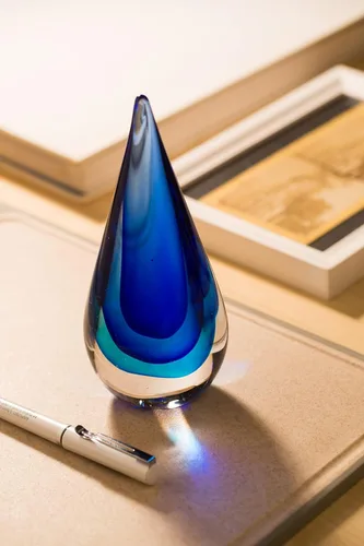 Vista 4 de Yao Yuan Escultura de vidrio soplado a mano estilo Murano Estatua y figura de cristal, decoración de lágrima azul