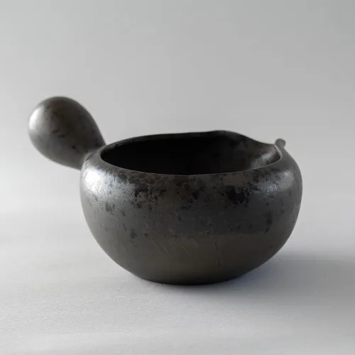 Vista 2 de KIMIKURA Hecho en Japón -Cuenco Matcha con boquilla y mango/Enfriador de agua Yuzamashi para té verde -Color gris oscuro Té japonés