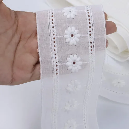 Vista 2 de Ribete de encaje de algodón blanco con ojales para costura para manualidades, vestidos, ropa de bebé, bolsa de 4.8 yardas