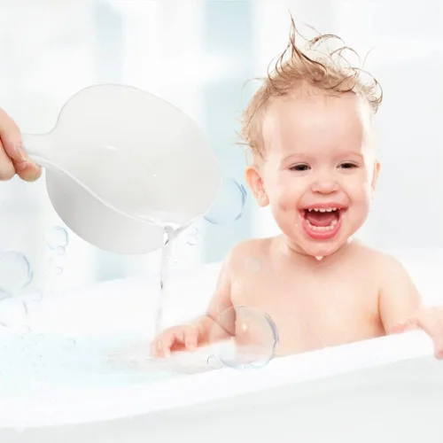 Vista 4 de Cuchara de agua de plástico para baño, cuchara de ducha de 1.5 litros con gancho adhesivo, taza de baño de agua para baño, cuchara de baño para niños