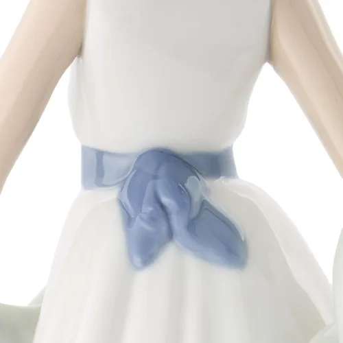 Vista 9 de NAO Caminando en el aire. Figura de niña de porcelana.
