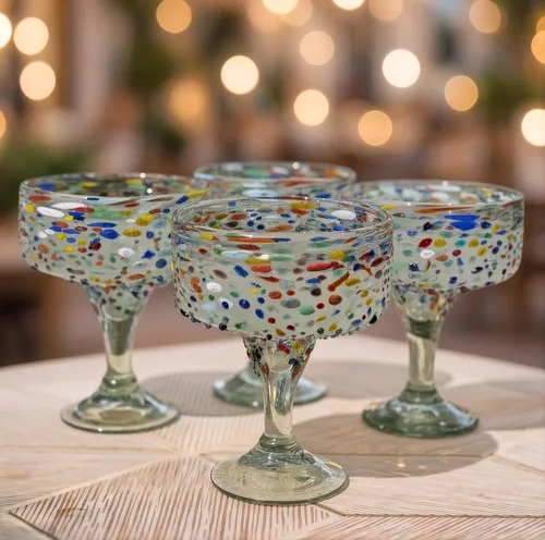 Vista 3 de Dos Sueños Vasos de Margarita soplados a mano, juego de 4, Confetti Rock Artesanía mexicana, vidrio reciclado, diseño multicolor, cada pieza única