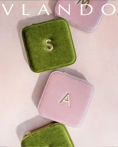 Vista 6 de Vlando Joyero de viaje de terciopelo afelpado, joyeros personalizados con iniciales para mujeres y niñas, mini organizador de viaje de joyería