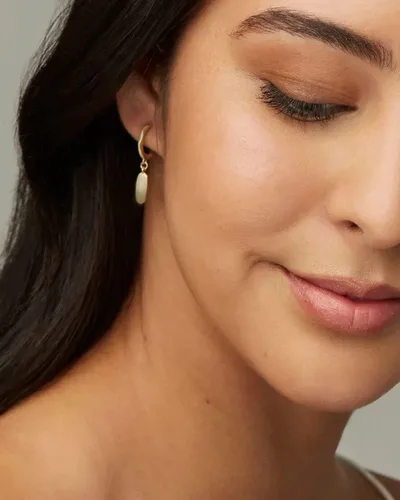 Vista 3 de Kendra Scott Pendientes Huggie de helecho para mujer, joyería de moda