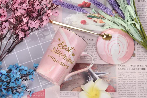 Vista 2 de Taza con texto en inglés "Best Sister in Law Ever", regalos de hermana o cuñado, 14 onzas, color rosa con caja de regalo, cuchara, posavasos