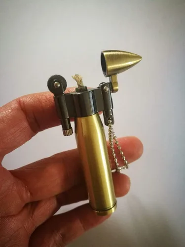 Vista 2 de Regalo o colección de encendedor de queroseno con diseño de bala