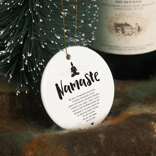 Vista 4 de Adornos de Árbol de Navidad de Cerámica Namaste - Decoración para Habitación de Yoga y Meditación, Adornos Colgantes para Regalos de Navidad
