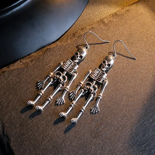 Vista 6 de Aretes de esqueleto de Halloween, aretes colgantes de esqueleto de calavera espeluznante para mujeres y niñas, aretes de fantasma para disfrazarse