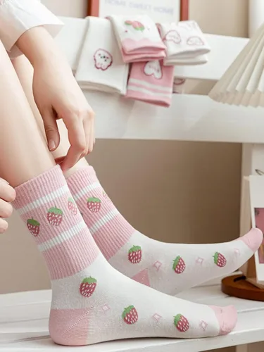 Vista 3 de OYOANGLE Calcetines altos con estampado de fresa, 5 pares de calcetines suaves y cómodos para mujer