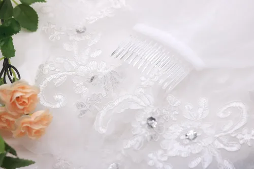Vista 4 de Kercisbeauty Bordado de encaje nupcial hueco flor blanco y marfil velo gota boda con peine de pelo cuentas de cristal ancho velo capilla velo de una