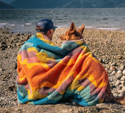 Vista 4 de Wilderdog Manta impermeable para perro Sherpa Fleece - 50" x 40" - Canyon