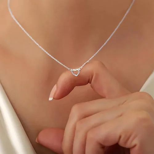 Vista 5 de Collar de corazón en capas de plata chapada en oro de 14 quilates para mujer, delicado y moderno colgante de corazón pequeño, collar de corazón