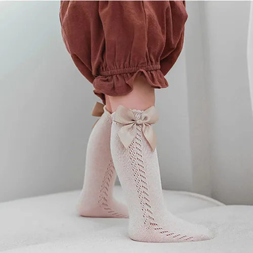 Vista 3 de TIBE PINCESS Calcetines altos hasta la rodilla para bebés y niñas, con lazo de malla transpirable, calcetines de vestir para niños, calcetines