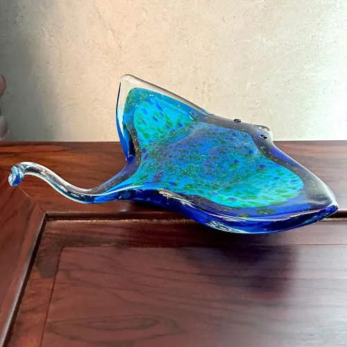 Vista 5 de Estatuilla de animales marinos soplados de vidrio hecho a mano, escultura de pescado del diablo, decoración moderna en miniatura para el hogar