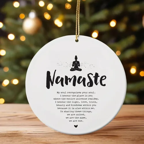 Vista 3 de Adornos de Árbol de Navidad de Cerámica Namaste - Decoración para Habitación de Yoga y Meditación, Adornos Colgantes para Regalos de Navidad