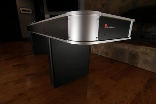 Vista 6 de Mesas de Shuffleboard LED Atomic de 9 pies con superficie de juego recubierta de polímero para una acción suave y rápida de disco y patas