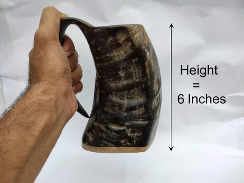 Vista 3 de Juego de 2 tazas de cuerno vikingo, 100% auténtica jarra medieval de cuerno de cerveza con superficie de madera, taza de cuerno vikingos de 16