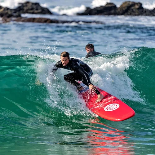 Vista 2 de Bloo Tide Tabla de surf de 8 pies con parte superior suave roja con diseño de Wavizm azul gráfico inferior
