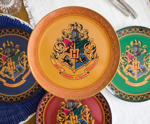 Vista 4 de Silver Buffalo Harry Potter Hogwarts Crest Solid Diamond Pattern Juego de 4 platos de melamina de 10 pulgadas Harry Potter Hogwarts Crest - Juego
