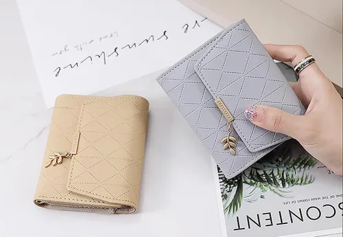 Vista 69 de UTO - Cartera pequeña RFID de piel sintética con dije de hoja, cierre de cremallera y tarjetero.