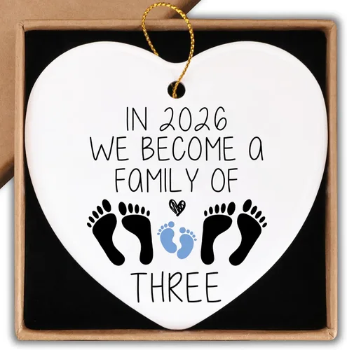 Vista 8 de Regalos de revelación de género, decoración con texto en inglés «We Become A Family of Thre», adorno de cerámica para recuerdo, placa de corazón