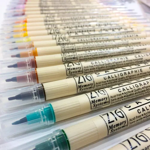 Vista 2 de 8 rotuladores Zig para caligrafía con sistema de memoria, multicolor