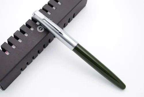 Vista 2 de czxwyst Pluma estilográfica Vacumatic con tapa de acero 601 (verde militar con ventana de tinta)