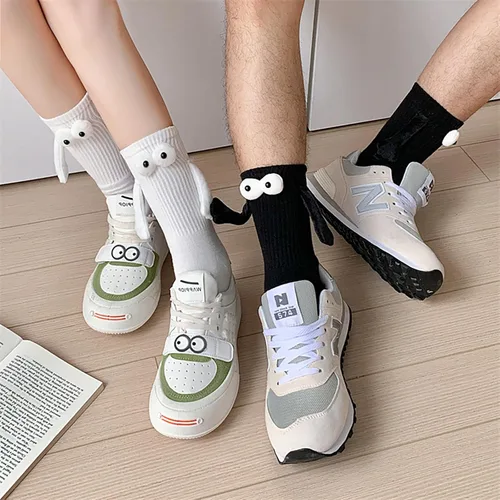 Vista 3 de 2 pares de calcetines magnéticos tomados de la mano, regalos divertidos para parejas, aniversario, mejores amigos, compromisos, adolescentes
