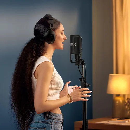 Vista 9 de RØDE NT-USB+ Micrófono condensador USB de grado profesional para grabar audio de calidad de estudio directamente en una computadora o dispositivo