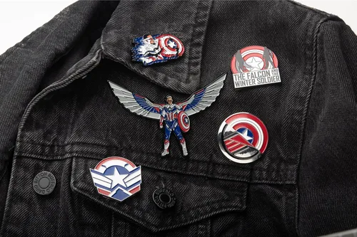 Vista 18 de Marvel Studios: The Falcon y The Winter Soldier - Juego de 5 pines de solapa con base de metal y esmalte con caja circular de 6.3 pulgadas