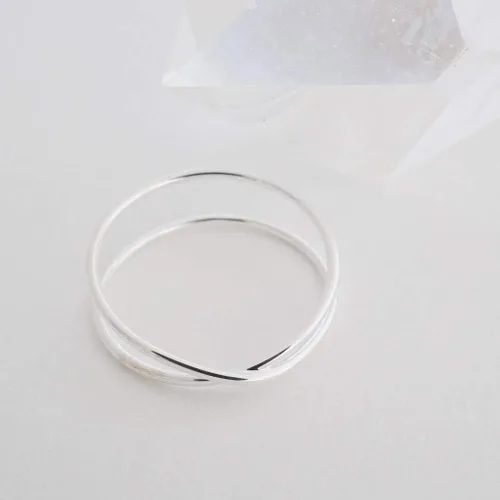 Vista 3 de Honeycat Anillo Crossover X en oro, oro rosa o plata Joyería minimalista y delicada