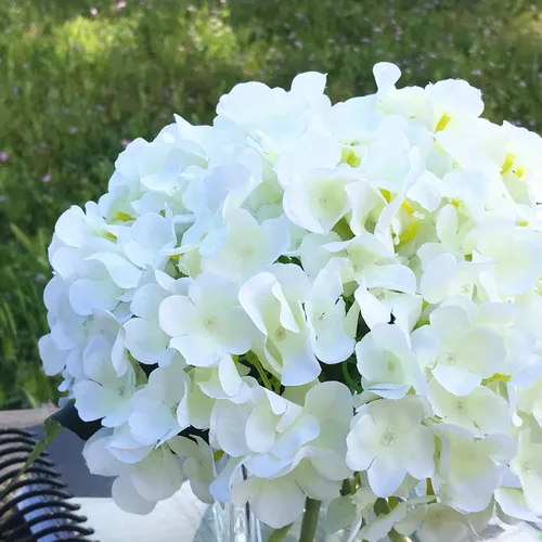 Vista 6 de Arreglos artificiales de flores de seda de hortensias en jarrón de vidrio cubo para boda casera